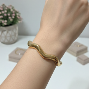 Elegant Gold-Plated Adjustable Bracelet with Floral Motif